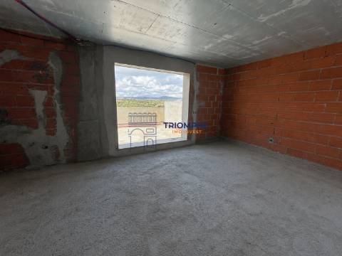 Moradia T5+2 com Piscina e Vista Rio em Santa Iria de Azoia