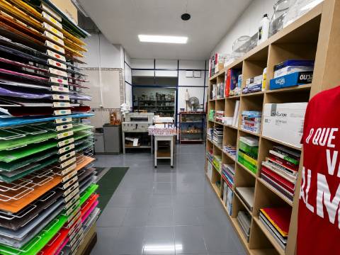 Loja Comercial com 201 m² no Centro de Algés