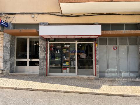 Loja Comercial com 201 m² no Centro de Algés
