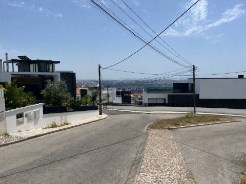 Terreno urbano - 305 m² em Odivelas - Vista Rio