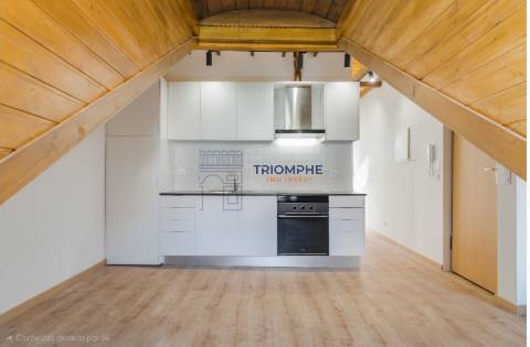 T2 Renovado com Charme Histórico em Dona Estefânia | Investimento com Rendimento