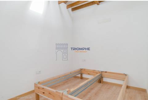 T2 Renovado com Charme Histórico em Dona Estefânia | Investimento com Rendimento