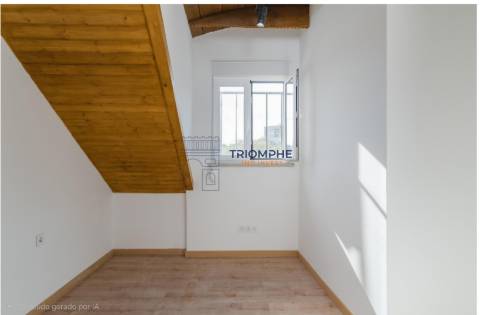T2 Renovado com Charme Histórico em Dona Estefânia | Investimento com Rendimento
