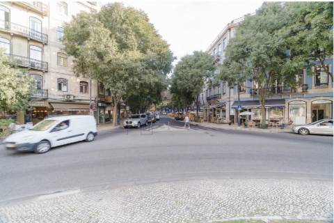 T2 Renovado com Charme Histórico em Dona Estefânia | Investimento com Rendimento