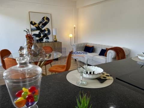 Apartamento T3 remodelado com varanda em Benfica