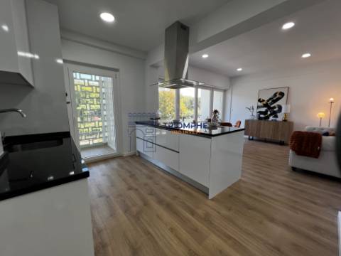 Apartamento T3 remodelado com varanda em Benfica