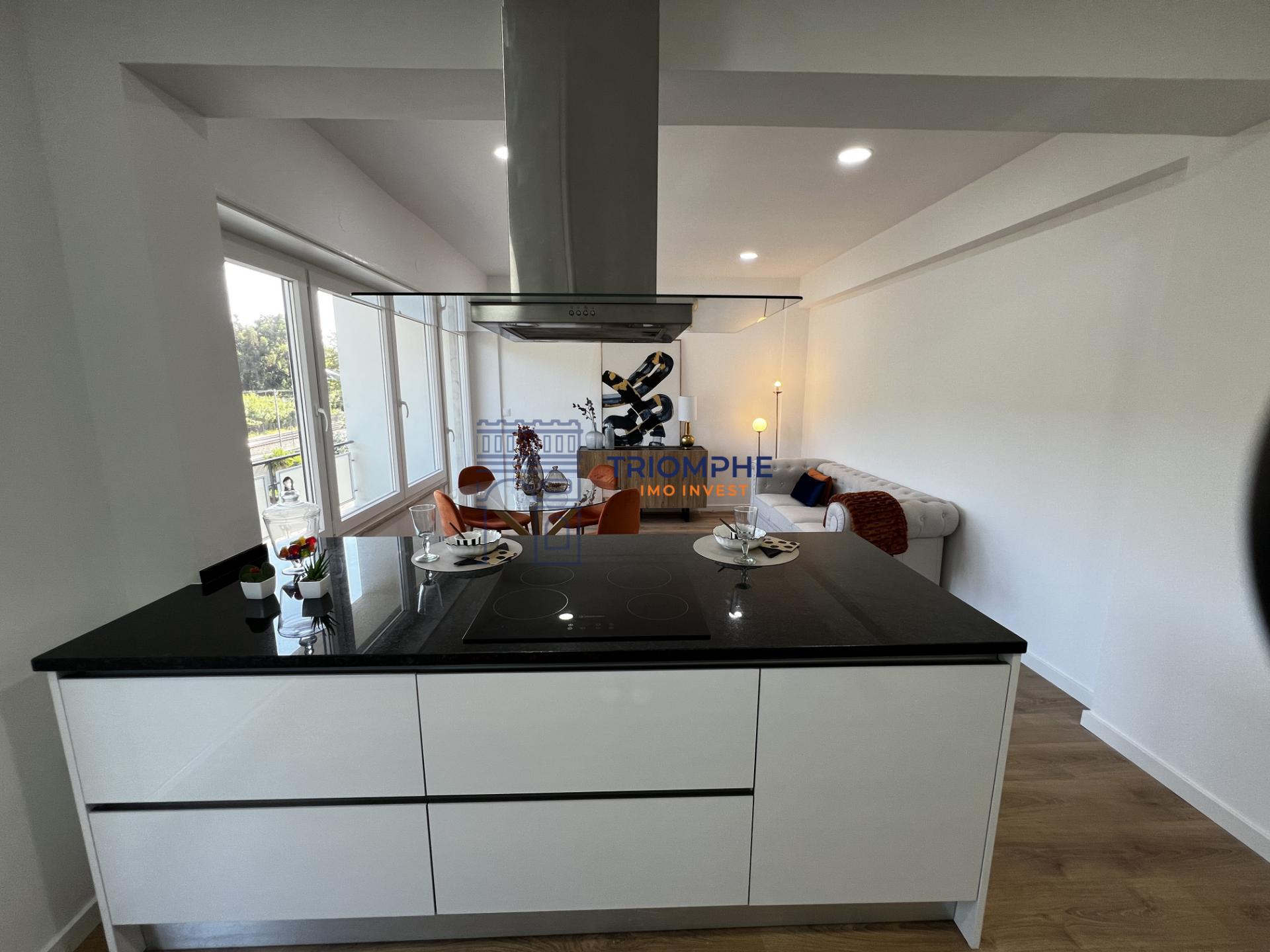 Apartamento T3 remodelado com varanda em Benfica