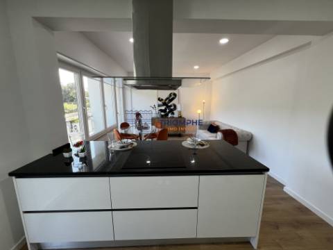 Apartamento T3 remodelado com varanda em Benfica