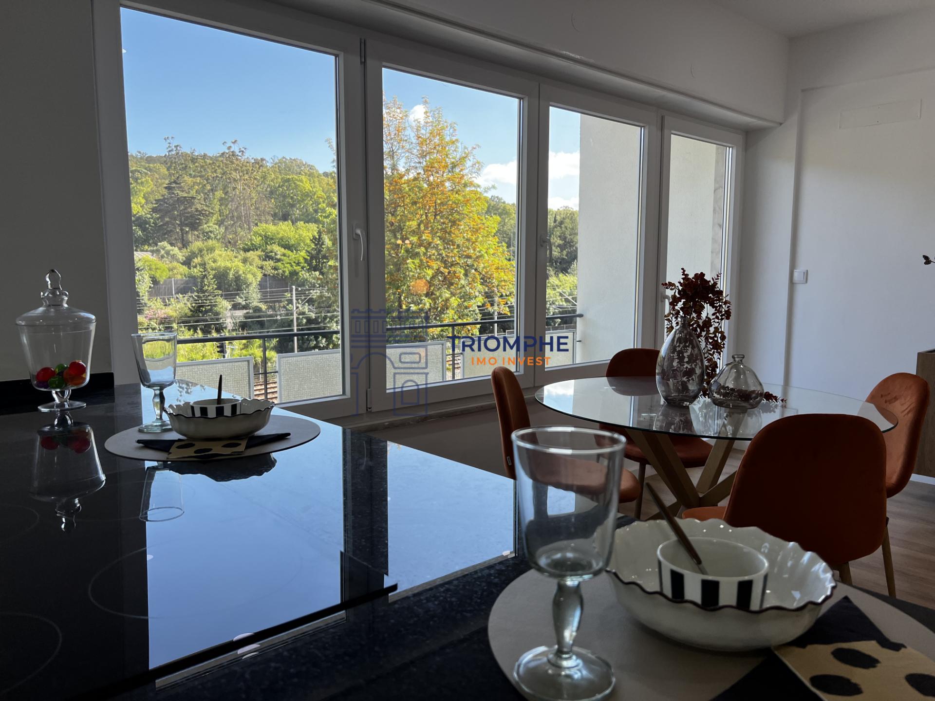 Apartamento T3 remodelado com varanda em Benfica