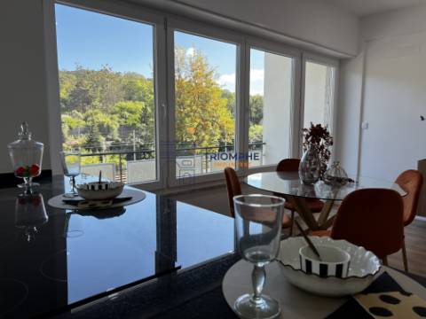 Apartamento T3 remodelado com varanda em Benfica