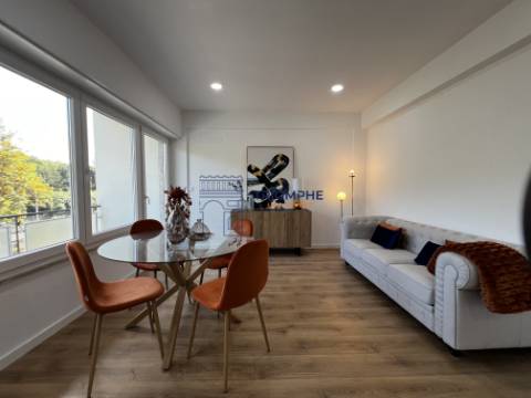 Apartamento T3 remodelado com varanda em Benfica