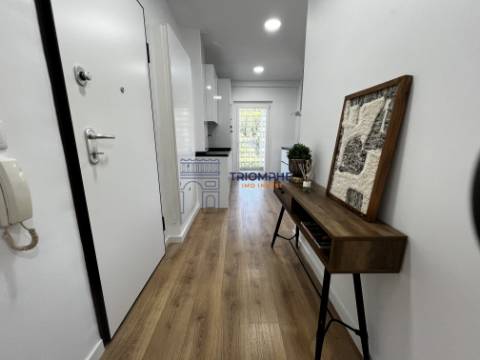 Apartamento T3 remodelado com varanda em Benfica