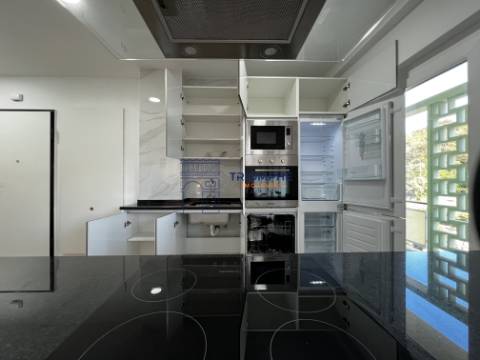 Apartamento T3 remodelado com varanda em Benfica