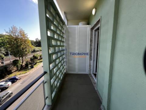 Apartamento T3 remodelado com varanda em Benfica