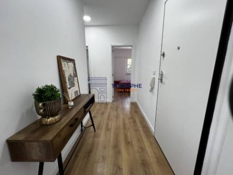 Apartamento T3 remodelado com varanda em Benfica