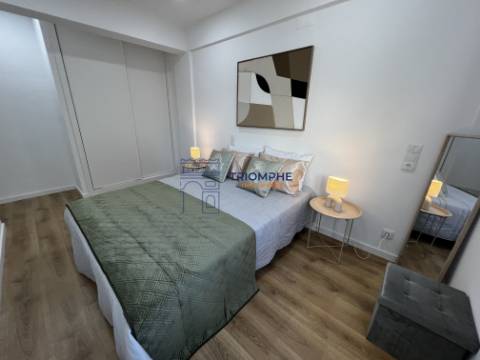 Apartamento T3 remodelado com varanda em Benfica