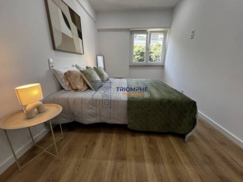 Apartamento T3 remodelado com varanda em Benfica