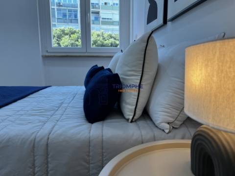 Apartamento T3 remodelado com varanda em Benfica
