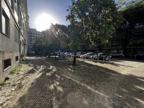 Apartamento T3 remodelado com varanda em Benfica