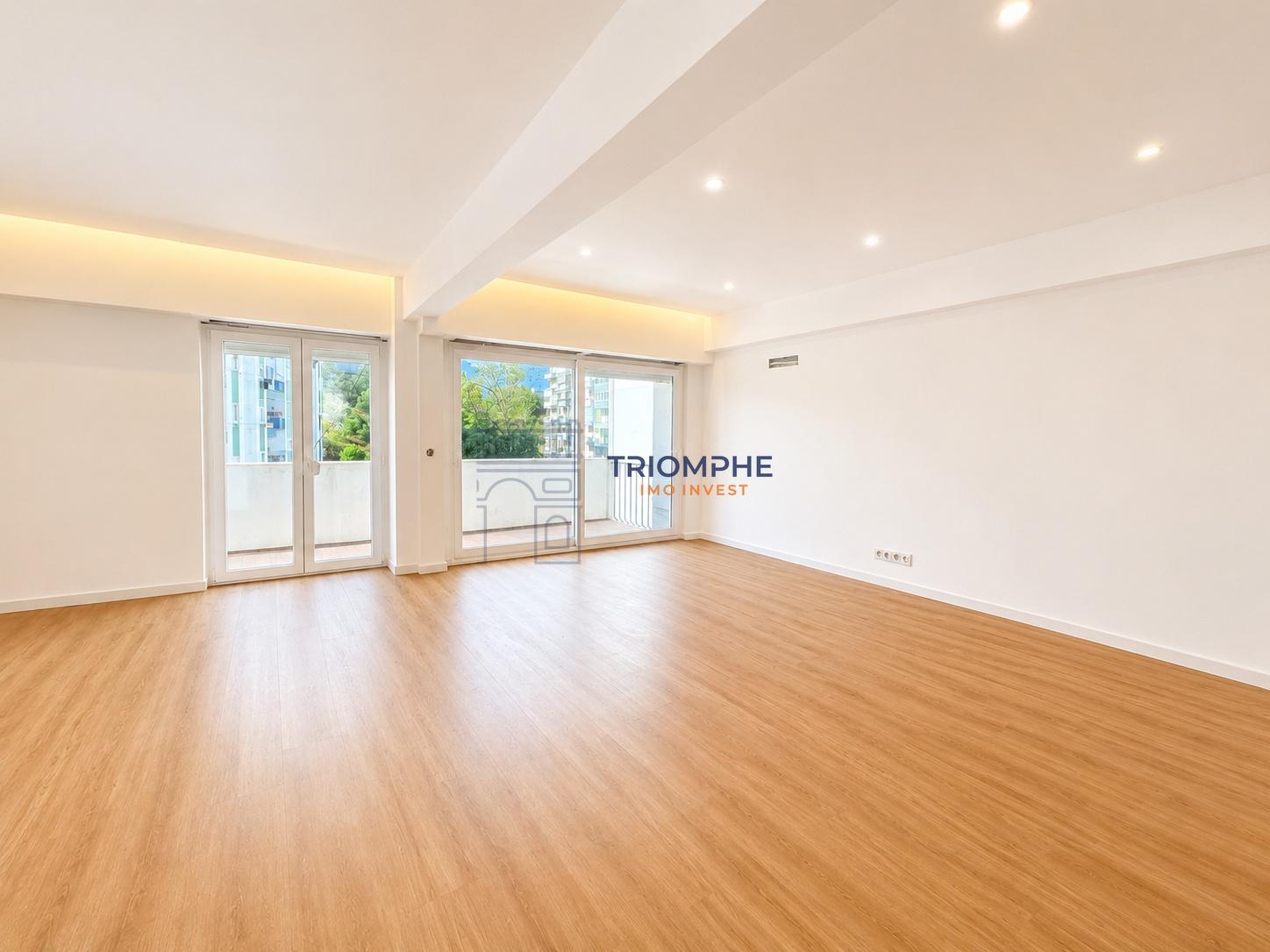 Apartamento T3 totalmente remodelado com duas varandas