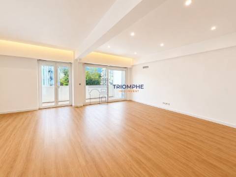 Apartamento T3 totalmente remodelado com duas varandas