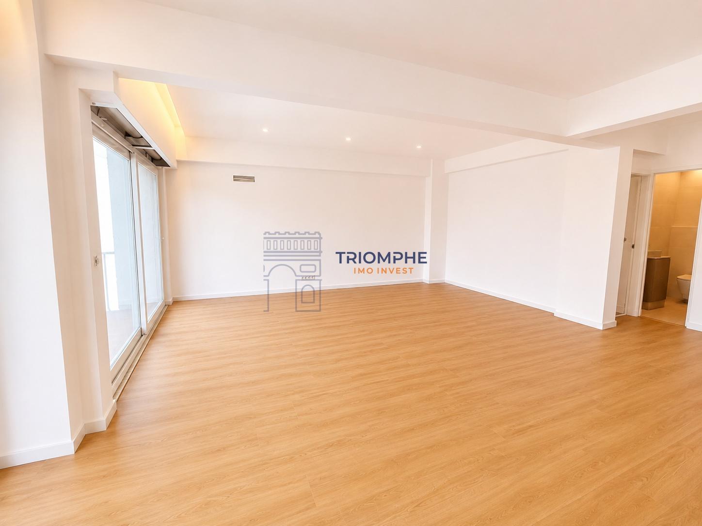 Apartamento T3 totalmente remodelado com duas varandas