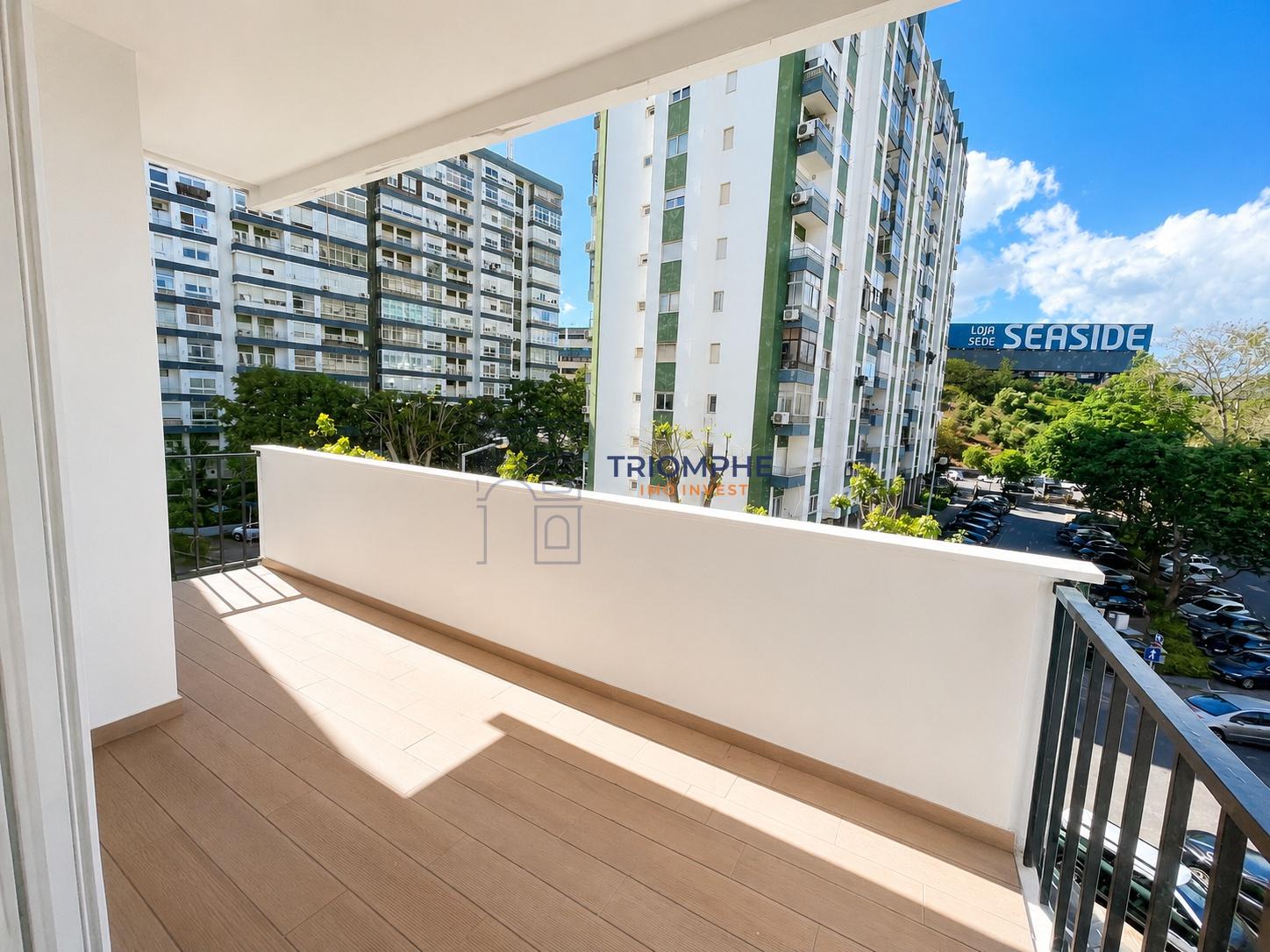 Apartamento T3 totalmente remodelado com duas varandas