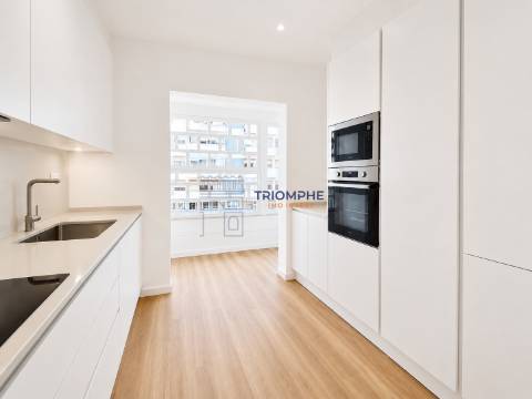 Apartamento T3 totalmente remodelado com duas varandas