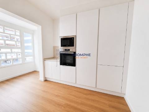 Apartamento T3 totalmente remodelado com duas varandas