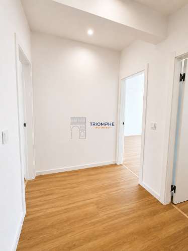 Apartamento T3 totalmente remodelado com duas varandas