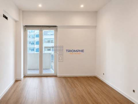 Apartamento T3 totalmente remodelado com duas varandas