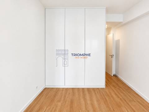 Apartamento T3 totalmente remodelado com duas varandas