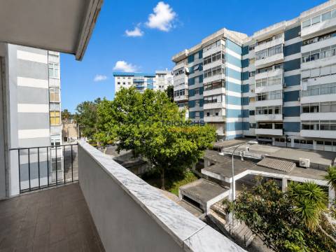 Apartamento T3 totalmente remodelado com duas varandas