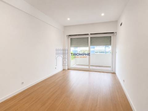 Apartamento T3 totalmente remodelado com duas varandas