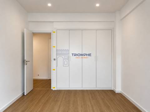 Apartamento T3 totalmente remodelado com duas varandas