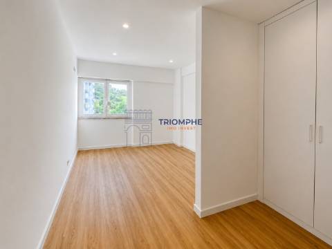 Apartamento T3 totalmente remodelado com duas varandas