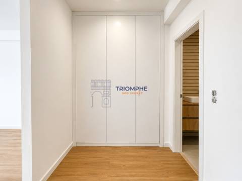 Apartamento T3 totalmente remodelado com duas varandas