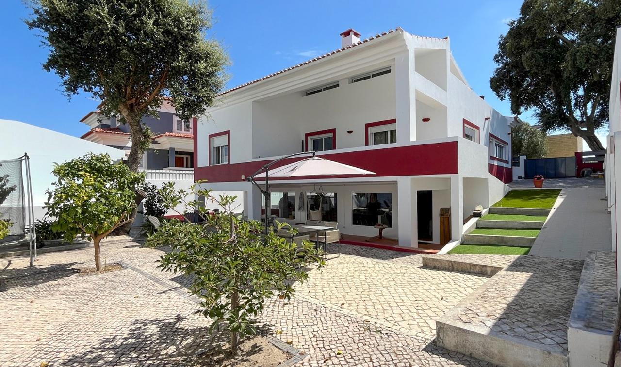 Moradia com 4 Suítes, Piscina e Cave em Azeitão