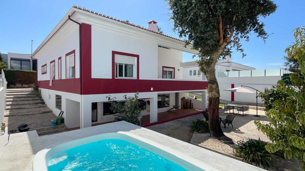 Moradia com 4 Suítes, Piscina e Cave em Azeitão