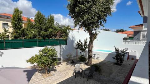 Moradia com 4 Suítes, Piscina e Cave em Azeitão