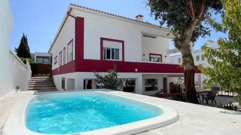 Moradia com 4 Suítes, Piscina e Cave em Azeitão