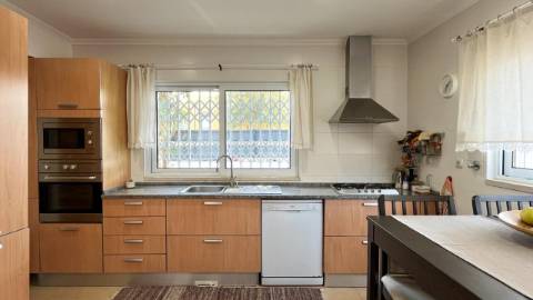 Moradia com 4 Suítes, Piscina e Cave em Azeitão