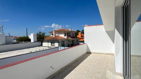 Moradia com 4 Suítes, Piscina e Cave em Azeitão