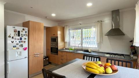 Moradia com 4 Suítes, Piscina e Cave em Azeitão