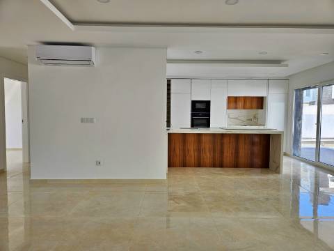 Moradia independente T4 em Quinta de Valadares, Corroios