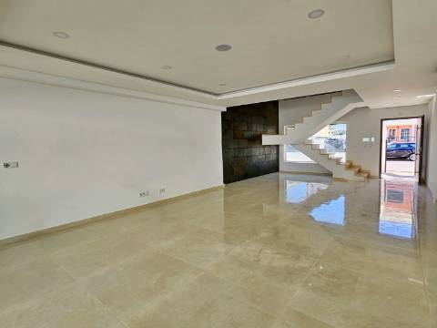 Moradia independente T4 em Quinta de Valadares, Corroios