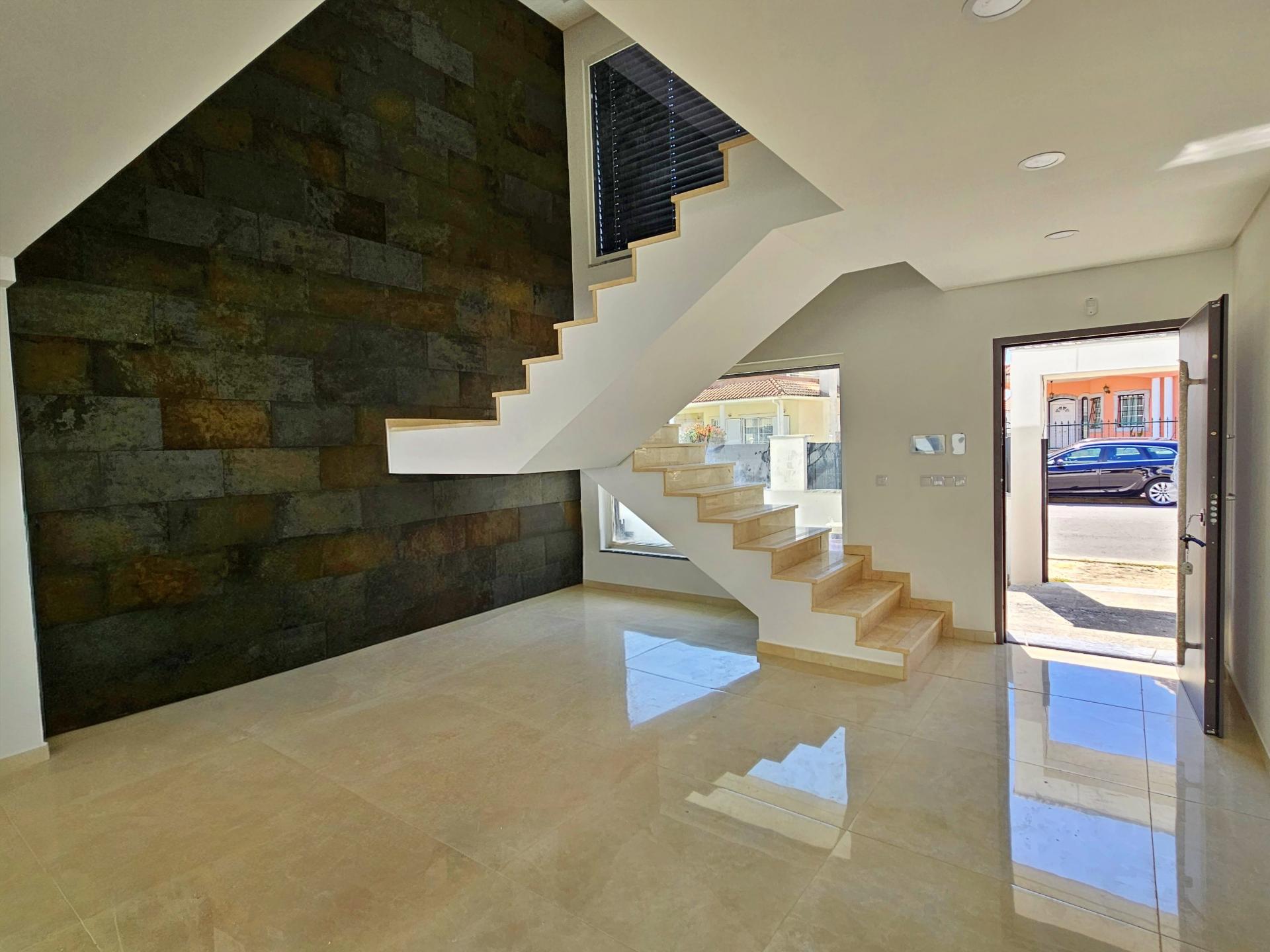 Moradia independente T4 em Quinta de Valadares, Corroios