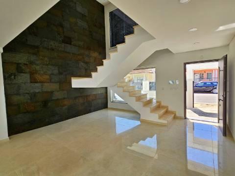 Moradia independente T4 em Quinta de Valadares, Corroios