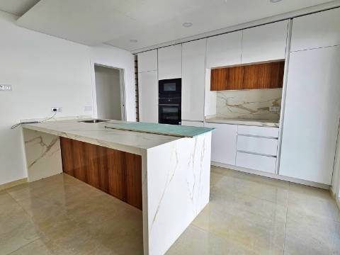 Moradia independente T4 em Quinta de Valadares, Corroios