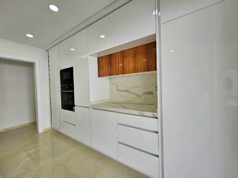 Moradia independente T4 em Quinta de Valadares, Corroios